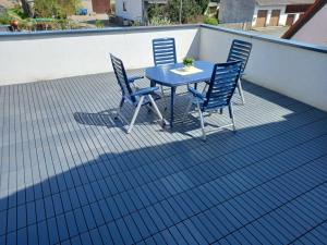 a blue table and chairs on a roof at Neubau Appartement mit Terasse, privater Eingang,Parkplatz,Küche in Fürth