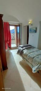 1 dormitorio con 1 cama y puerta corredera de cristal en CASA PIERA, en Acciano