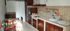 uma cozinha com 2 lavatórios e um fogão em CASA PIERA em Acciano