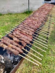 un montón de carne cocinando en una parrilla en CASA PIERA, en Acciano
