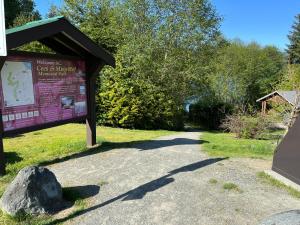 un cartel en la entrada de un parque en Sea and Cedar Retreat-a home in a tranquil setting, en Cowichan Bay