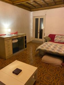 Pokój z 2 łóżkami, biurkiem i stołem w obiekcie Apartment in Palazzo Mazzini w mieście Vignanello