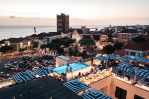 einen Luftblick auf eine Stadt mit einem Pool in der Unterkunft Elements Hotel & Shops Curaçao in Willemstad