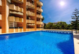 einem Pool vor einem Gebäude in der Unterkunft Holiday Penthouse Jardin in Torrevieja