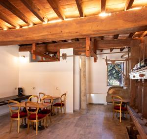 弗麦可Mahthildis Agriturismo B&B的有桌子和椅子的餐厅