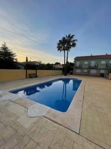 una piscina en medio de un patio en Residencial Spiaggia Dorata a 100m de la Playa, en Tarragona