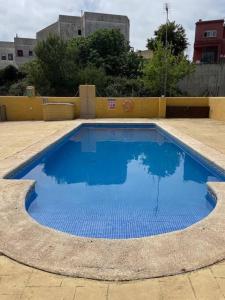 una piscina de agua azul en un patio en Residencial Spiaggia Dorata a 100m de la Playa, en Tarragona