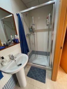 y baño con ducha, lavamanos y ducha. en Residencial Spiaggia Dorata a 100m de la Playa, en Tarragona
