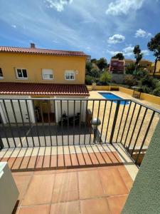 una valla frente a una casa con piscina en Residencial Spiaggia Dorata a 100m de la Playa, en Tarragona