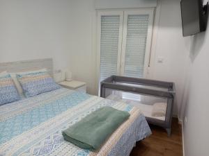 Un dormitorio con una cama con una toalla verde. en VigoB Apto en el centro al lado CorteIngles, en Vigo