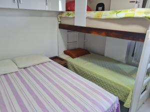 1 dormitorio con 2 literas en una habitación en Amaranth Beach Class - Miramar Hospedagens, en Cabedelo