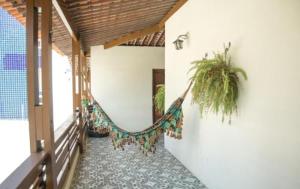 una habitación con una hamaca colgada de una pared en Hotel pousada a Cabana, en Maceió