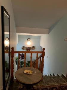 ein Esszimmer mit einem Tisch und einer Treppe in der Unterkunft WhiteHill house in Bukovac