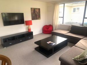 Una sala de estar con un sofá y una mesa de café. en 42 Scarborough Tce, en Hanmer Springs