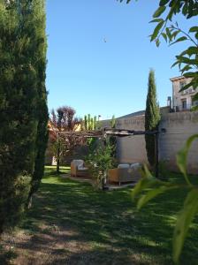 un jardín con dos sofás en un patio en Casa Rural Alicia, en Villafranca de Ebro