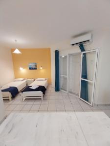 Postel nebo postele na pokoji v ubytování Odyseas Studios