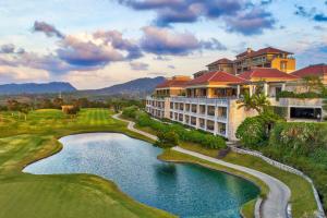 eine Luftansicht eines Resorts mit einem Teich in der Unterkunft The Ritz-Carlton Okinawa in Nago