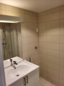 y baño con lavabo blanco y ducha. en JECI Apartment Frogner, Lillestrøm - Classic and Central, en Lillestrøm