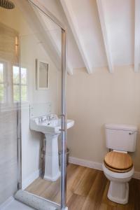uma casa de banho com um WC e um lavatório em 9 Whinlands em Thorpeness