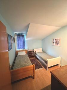 Zimmer mit 2 Betten und einem Fenster in der Unterkunft WhiteHill house in Bukovac