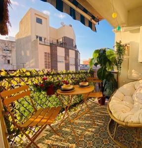 a patio with a table and chairs on a balcony at Bonito Apartamento cerca del puerto de Castellón in Grao de Castellón