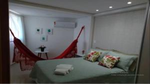 - une chambre avec un lit hamac et des serviettes dans l'établissement Atlântico Norte, à João Pessoa