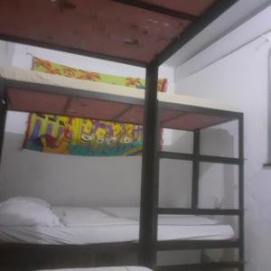 ein Schlafzimmer mit einem Etagenbett mit einer Leiter in der Unterkunft hostel Sereia do itapua in Salvador