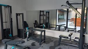 un gimnasio con espejo y muchas máquinas en Usina AS Salta en Salta