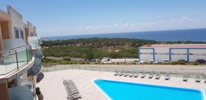 une vue sur une piscine et l'océan dans l'établissement Mar Azul, à Ericeira 6 autres photos