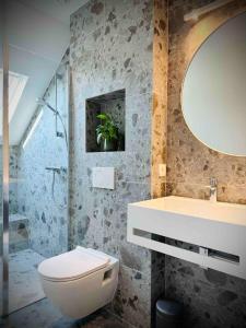 een badkamer met een toilet, een wastafel en een spiegel bij Villa Ô Wood & Chic in Cucq
