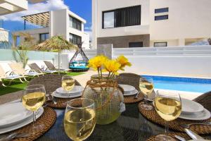 プロタラスにあるVilla Taliaのワインと花瓶