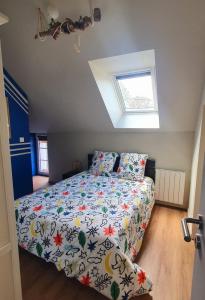 Schlafzimmer mit einem Bett und einem Fenster in der Unterkunft Maison bretonne au cœur d'un petit hameau 