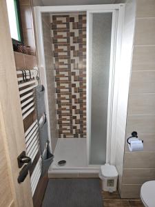 a small bathroom with a shower with a toilet at chatka Tatralandia 433 Sofinka in Liptovský Mikuláš