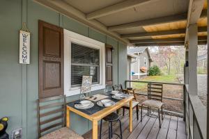 eine Veranda mit einem Tisch und Stühlen auf dem Balkon in der Unterkunft Pet-Friendly Vacation Rental Cabin in Whittier in Whittier
