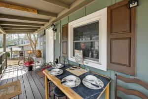 einen Tisch mit Tellern auf einer Terrasse in der Unterkunft Pet-Friendly Vacation Rental Cabin in Whittier in Whittier