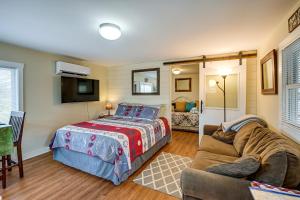 ein Schlafzimmer mit einem Bett und einem Sofa in der Unterkunft Pet-Friendly Vacation Rental Cabin in Whittier in Whittier