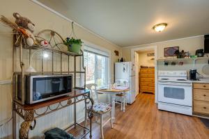 eine Küche mit einem Tisch und einem TV auf der Theke in der Unterkunft Whittier Vacation Rental Cabin in Tranquil Setting in Whittier