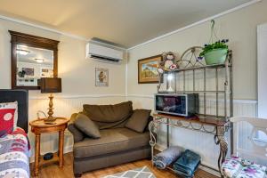 ein Wohnzimmer mit einem Sofa und einem TV in der Unterkunft Whittier Vacation Rental Cabin in Tranquil Setting in Whittier