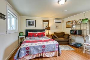 ein Schlafzimmer mit einem Bett und einem Sofa in der Unterkunft Whittier Vacation Rental Cabin in Tranquil Setting in Whittier