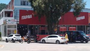 un grupo de autos estacionados en un estacionamiento en Hotel Marquês de Maricá, en Maricá