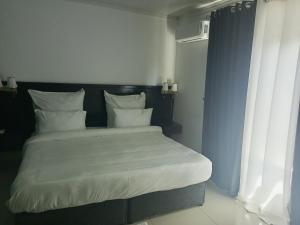 Ein Bett oder Betten in einem Zimmer der Unterkunft The Furnished Apartments