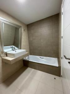 łazienka z umywalką i wanną w obiekcie BAJO GUÍA DELUXE w mieście Sanlúcar de Barrameda