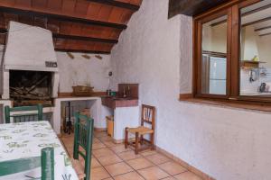 a kitchen with a table and chairs and a window at Casas rurales Camaretas in Yeste