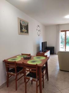 sala de estar con mesa de madera y sillas en Fortuna Apartment en Vabriga