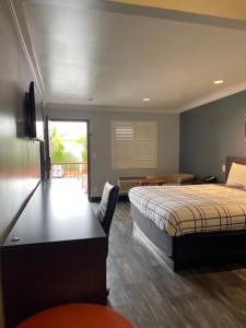 a bedroom with a bed and a desk in a room at La Casa Inn in Pasadena