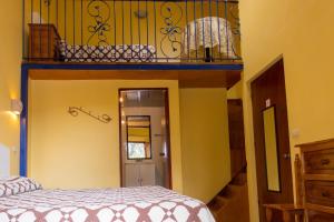 a room with a bed and a balcony in a room at Hotel del Parque Naolinco in Naolinco