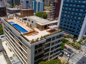 una vista aérea de un edificio con piscina en Buenos Ayres - Miramar Hospedagens, en João Pessoa