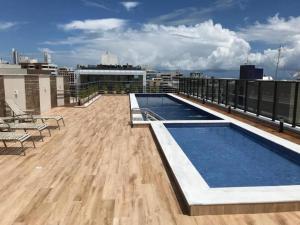 una terraza en la azotea con 2 piscinas en un edificio en Buenos Ayres - Miramar Hospedagens, en João Pessoa