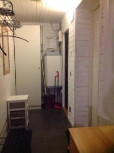 une pièce vide avec un réfrigérateur dans l'établissement Mysig liten stuga i Vemdalen, à Vemdalen