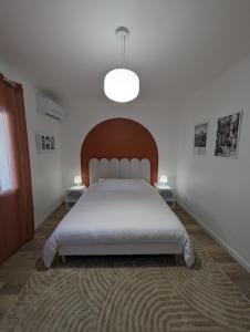 um quarto com uma cama grande e uma cabeceira em madeira em Le numéro 1 em Perpignan